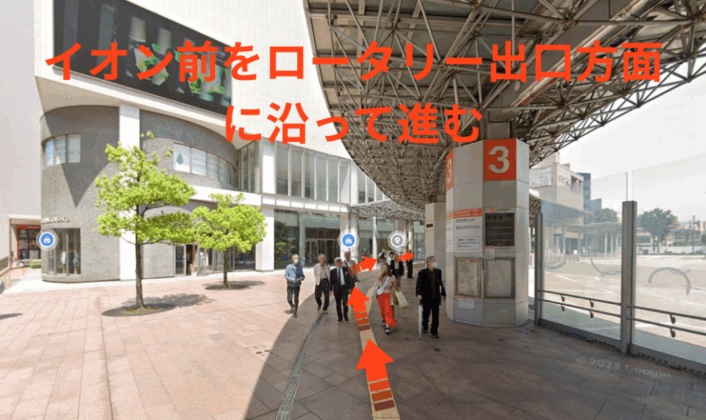 イオン前をロータリー出口方面に沿って進む