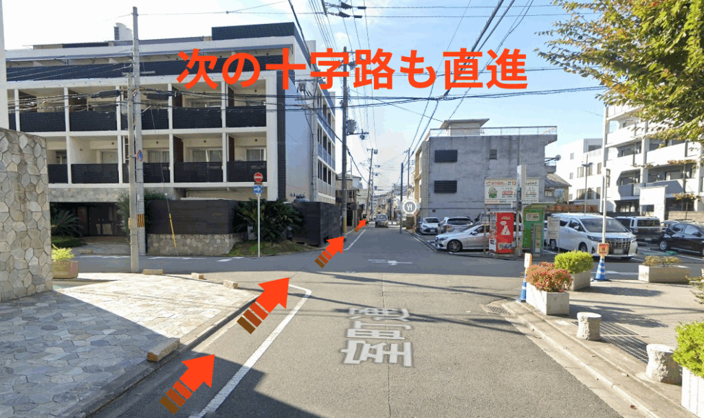 次の十字路も直進