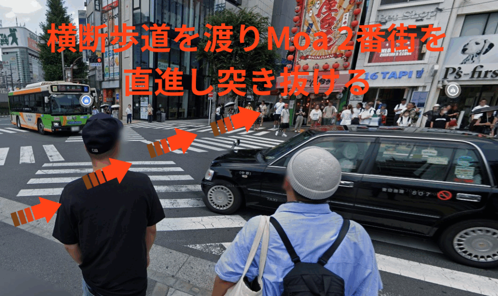 横断歩道を渡りMoa 2番街を 直進し突き抜ける