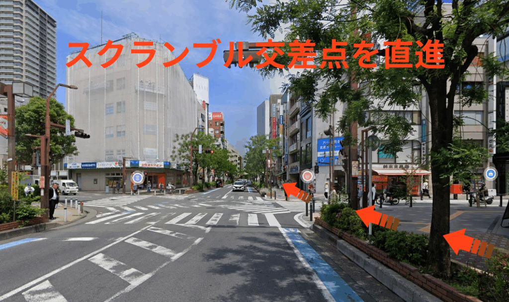 スクランブル交差点を直進
