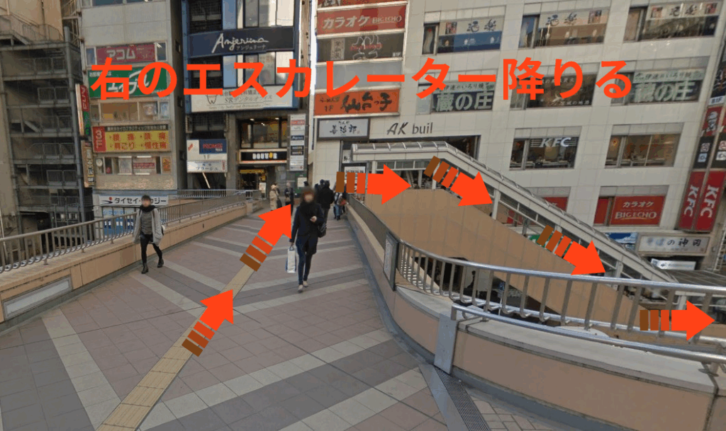 右のエスカレーター降りる