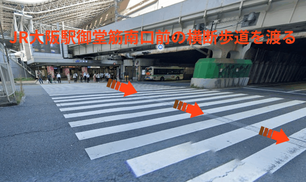 JR大阪駅御堂筋南口前の横断歩道を渡る