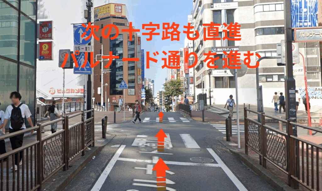 次の十字路も直進し、パルナード通りを進みます