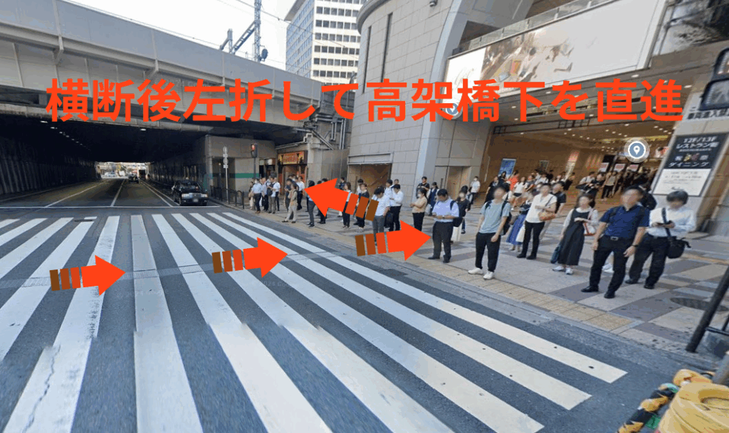 横断後左折して高架橋下を直進