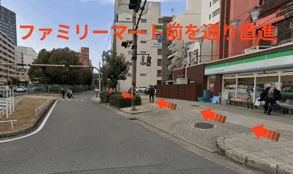 ファミリーマート前を通り直進