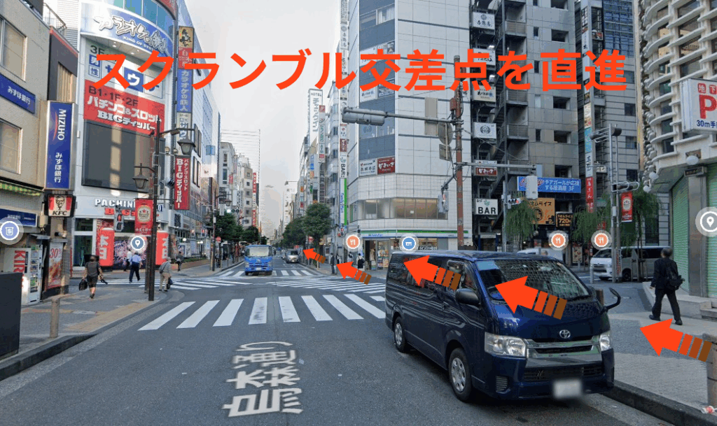 スクランブル交差点を直進