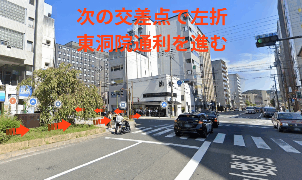 次の交差点で左折し、東洞院通りを進みます