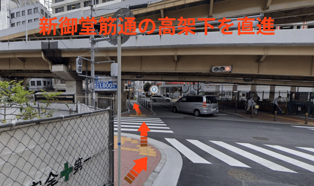 新御堂筋通の高架下を直進